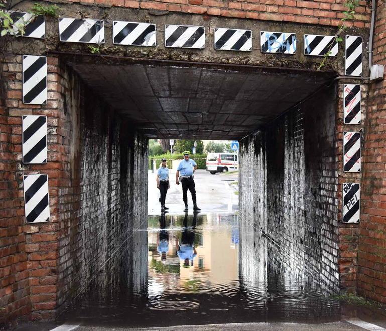 Il temporale manda in tilt la città sottopassi ko e locali allagati 