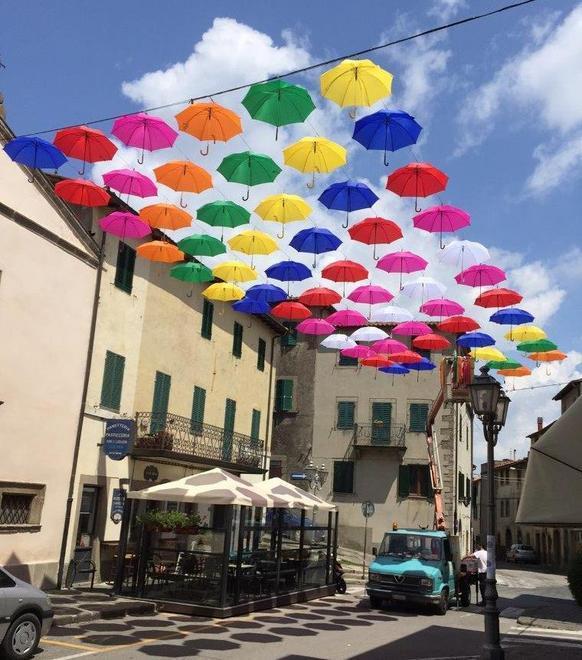 Tutti a passeggio sotto gli ombrelli 