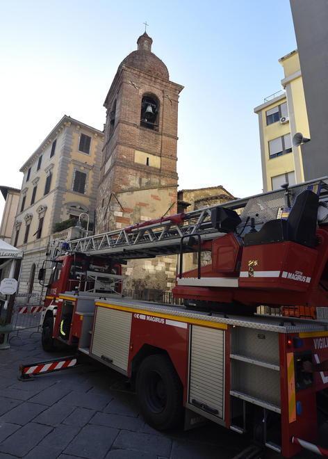 Volano giù intonaci, via Cairoli transennata 