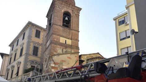 Volano giù intonaci, via Cairoli transennata