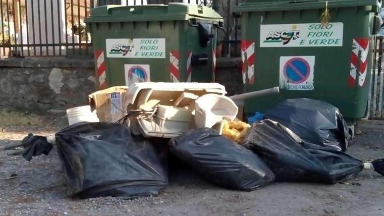 Una discarica di rifiuti accanto all’ingresso del cimitero