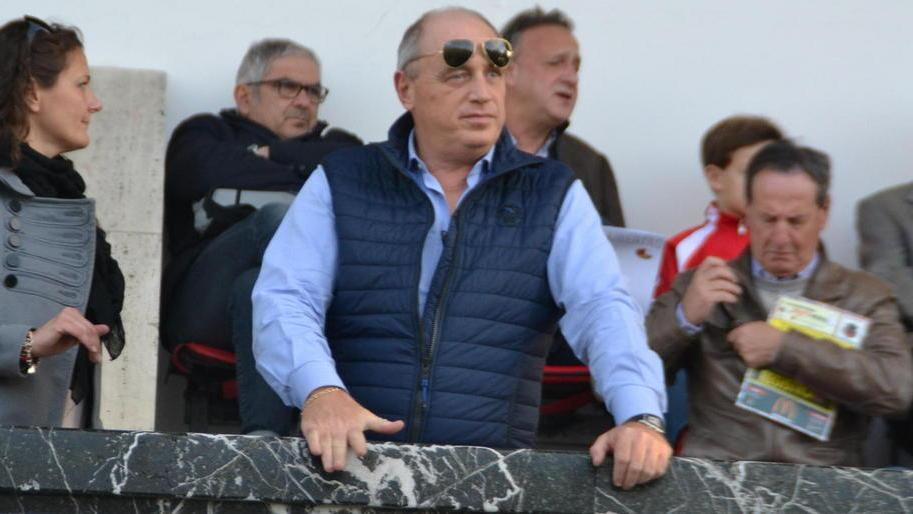Pochi tifosi e troppi steward: così non va
