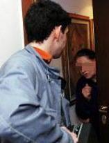 Finti tecnici derubano un’anziana 