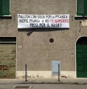 Striscione anti-sindaco a Pontestrada