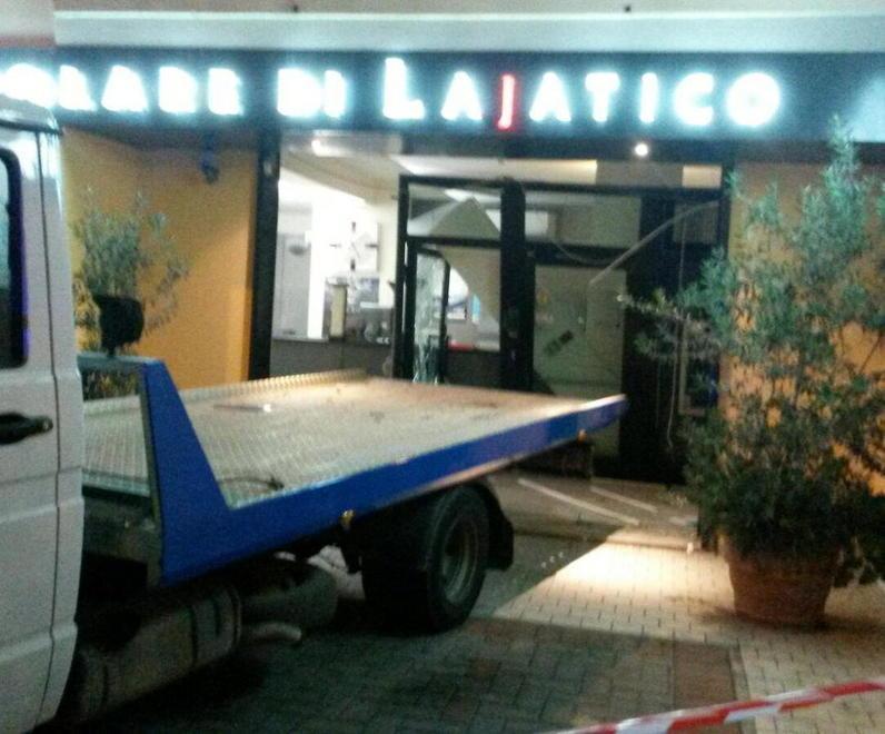 Il vicinato scaccia i banditi armati e difende la banca 