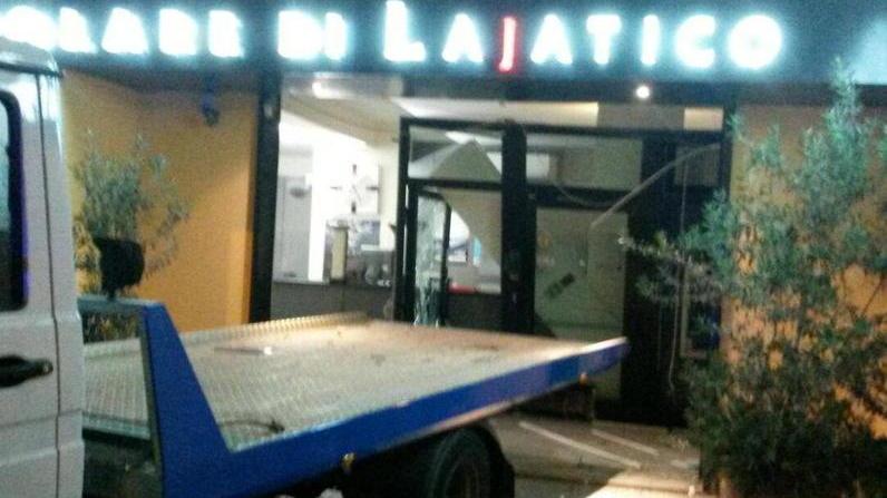 Il vicinato scaccia i banditi armati e difende la banca