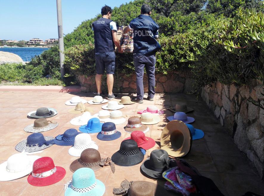 Ambulanti abusivi, sequestri in spiaggia 