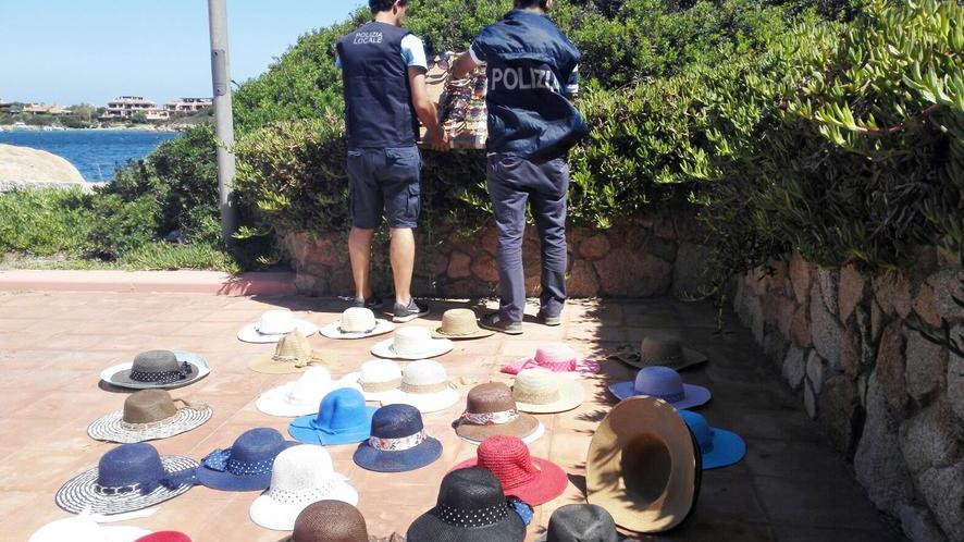 Ambulanti abusivi, sequestri in spiaggia