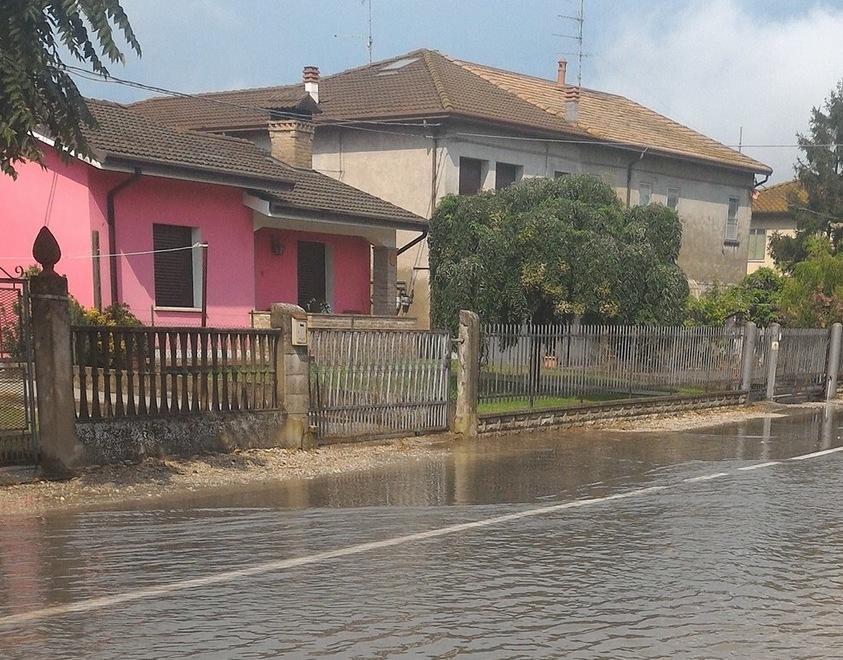 Arriva la bomba d’acqua e le strade si allagano 