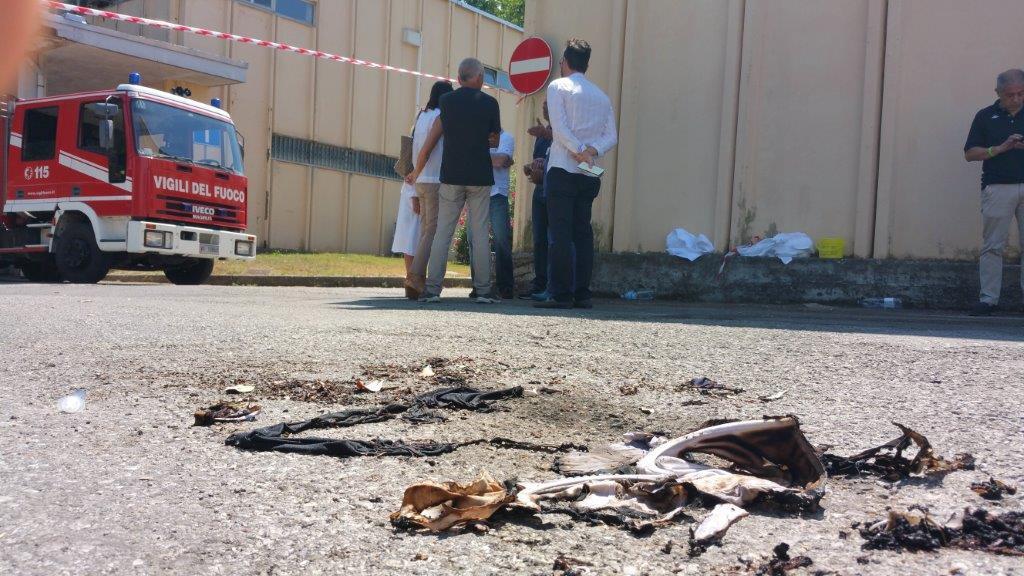 La cosparge di benzina e la brucia, i primi soccorritori: «Una torcia di fuoco, l’abbiamo spenta con secchi e panni» 