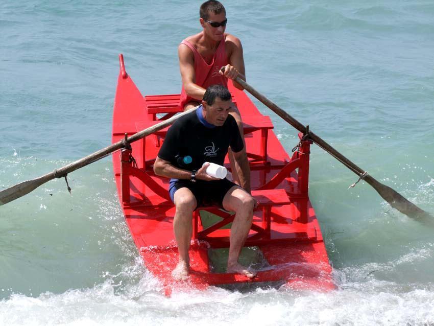 Prelievi dell'alga a bordo di un pattino