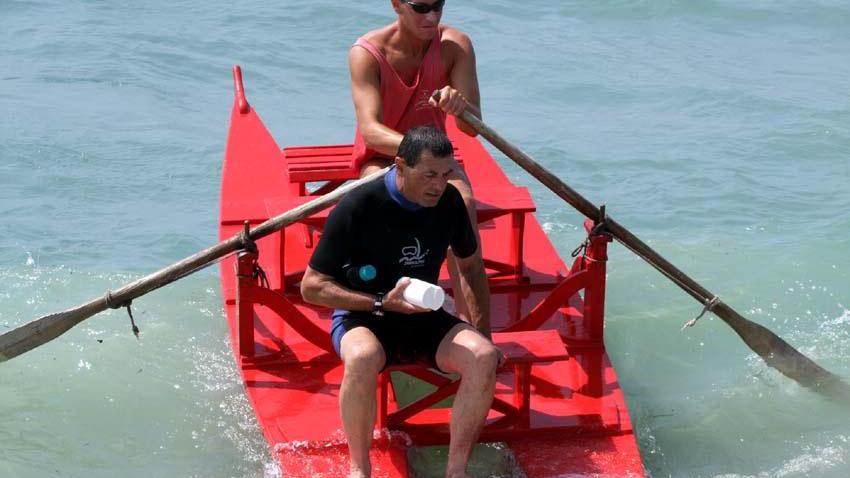 Prelievi dell'alga a bordo di un pattino