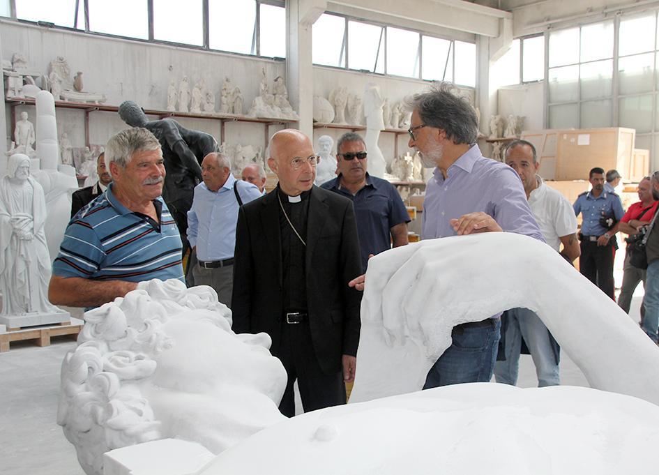 Il cardinale Bagnasco in visita alle cave di Carrara