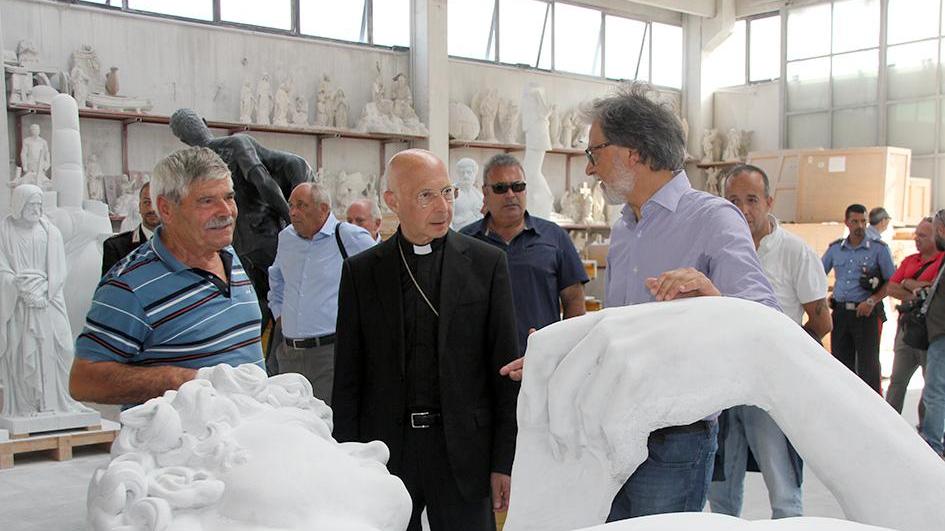 Il cardinale Bagnasco in visita alle cave di Carrara