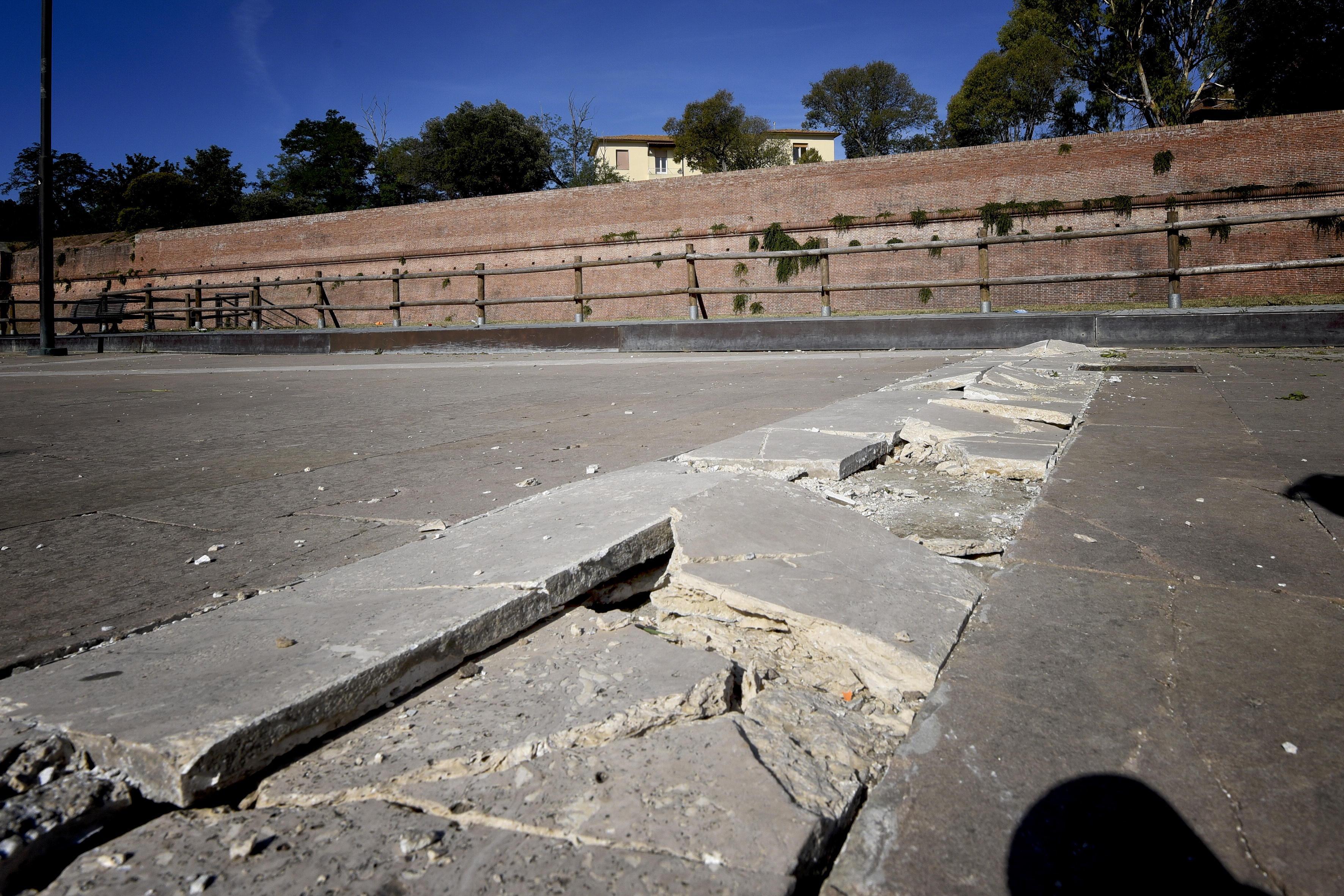 Piazza Nassiriya, la pavimentazione sbriciolata (Foto Bf) 