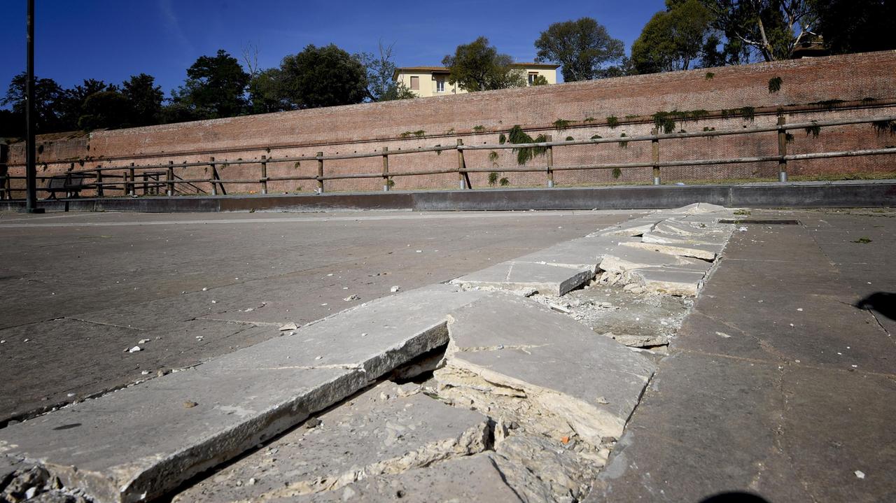 Piazza Nassiriya, la pavimentazione sbriciolata (Foto Bf)