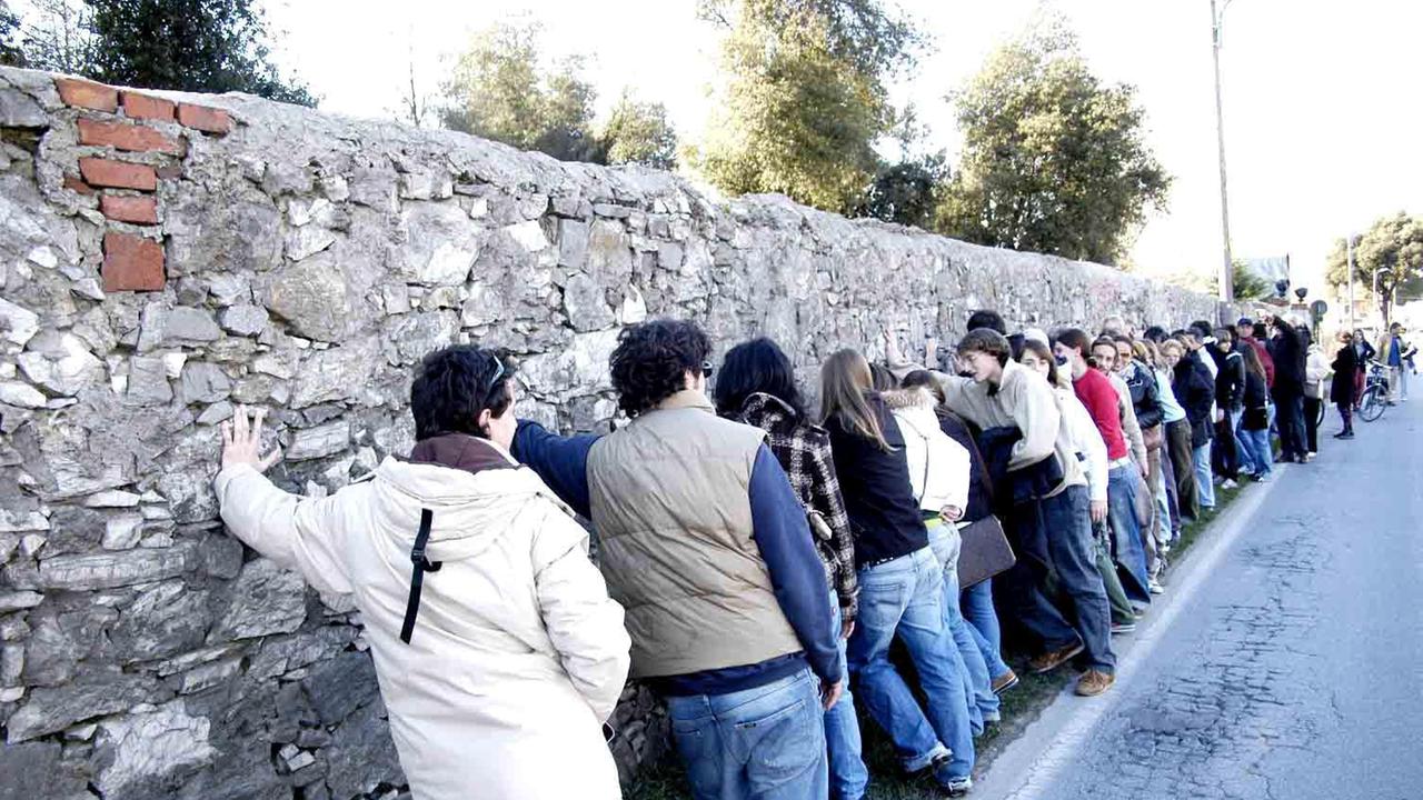 Anche i vigili urbani contro il muro: «L’unica soluzione è buttarlo giù»
