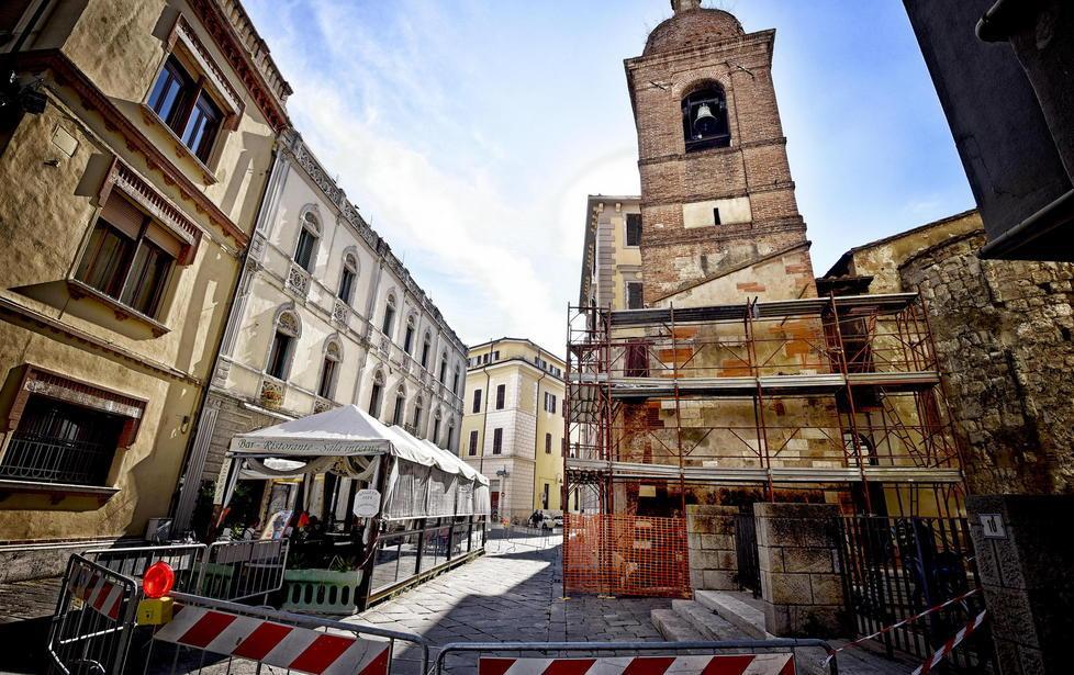 L'allestimento dei ponteggi in via Cairoli transennata (Foto Bf) 
