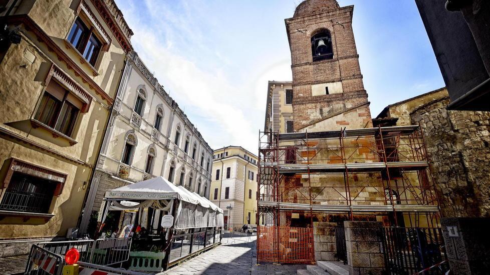 L'allestimento dei ponteggi in via Cairoli transennata (Foto Bf)