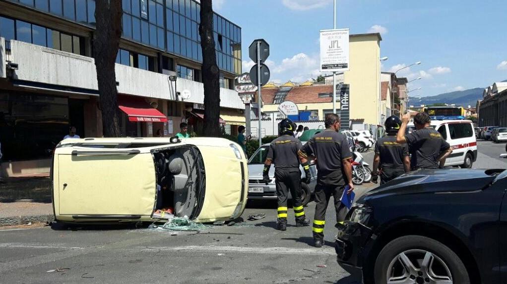 L'auto ribaltata dopo lo scontro all'incrocio (foto Batavia)