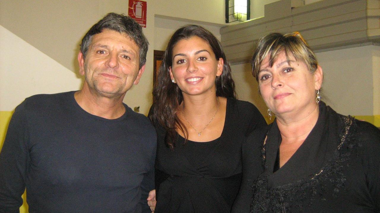 Marta Menegatti posa insieme al papà Maurizio e alla mamma Silvia