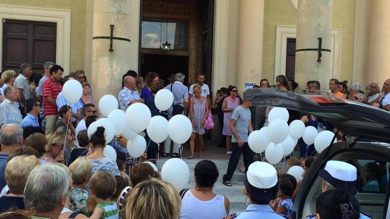 Un momento dei funerali di Gaiai