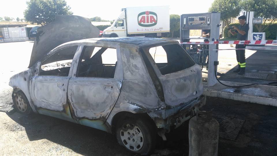 L'auto che si è incendiata durante la ricarica di una bombola da cucina al distributore (foto Onnis)