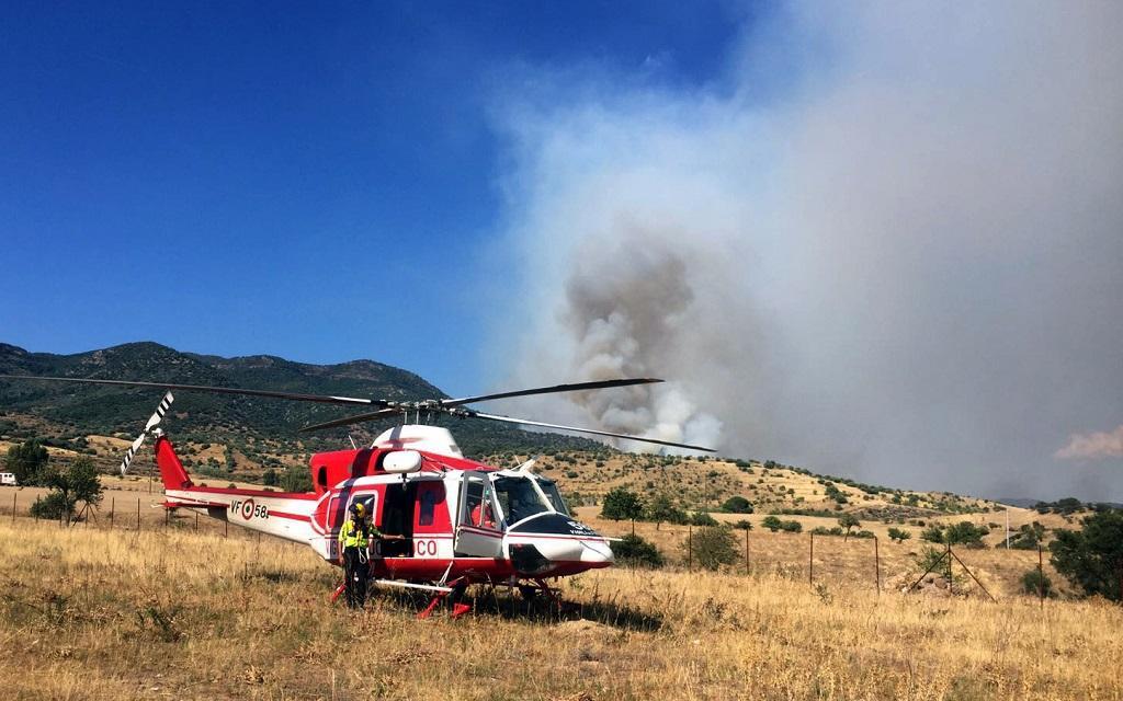 L'elicottero che soccorre un forestale gravemente ustionato nell'incendio (foto Locci)