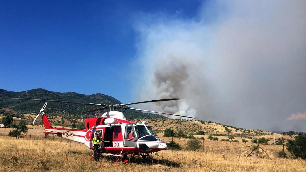 L'elicottero che soccorre un forestale gravemente ustionato nell'incendio (foto Locci)