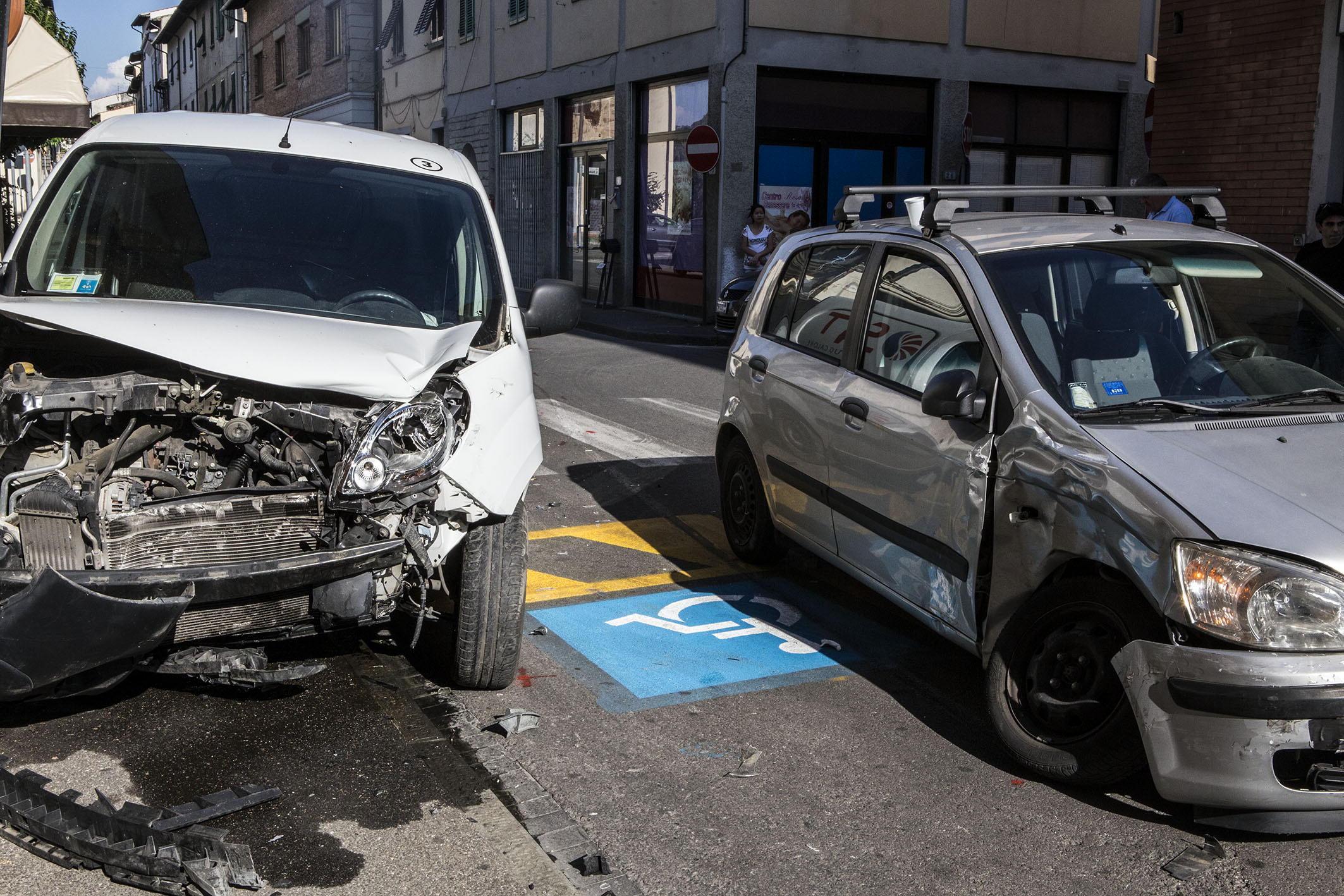 Le due auto coinvolte nell'incidente (Foto Agenzia Carlo Sestini)