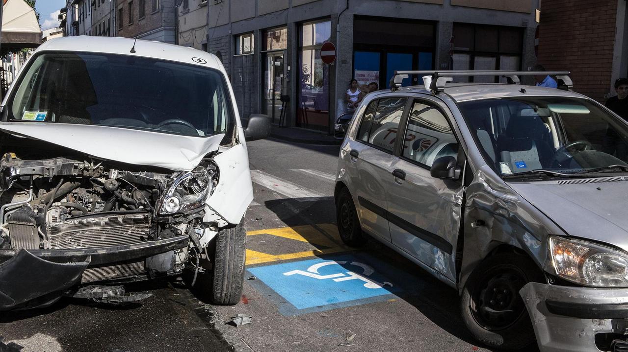 Le due auto coinvolte nell'incidente (Foto Agenzia Carlo Sestini)
