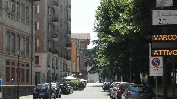 Rincorsa e presa a sputi dalla gang