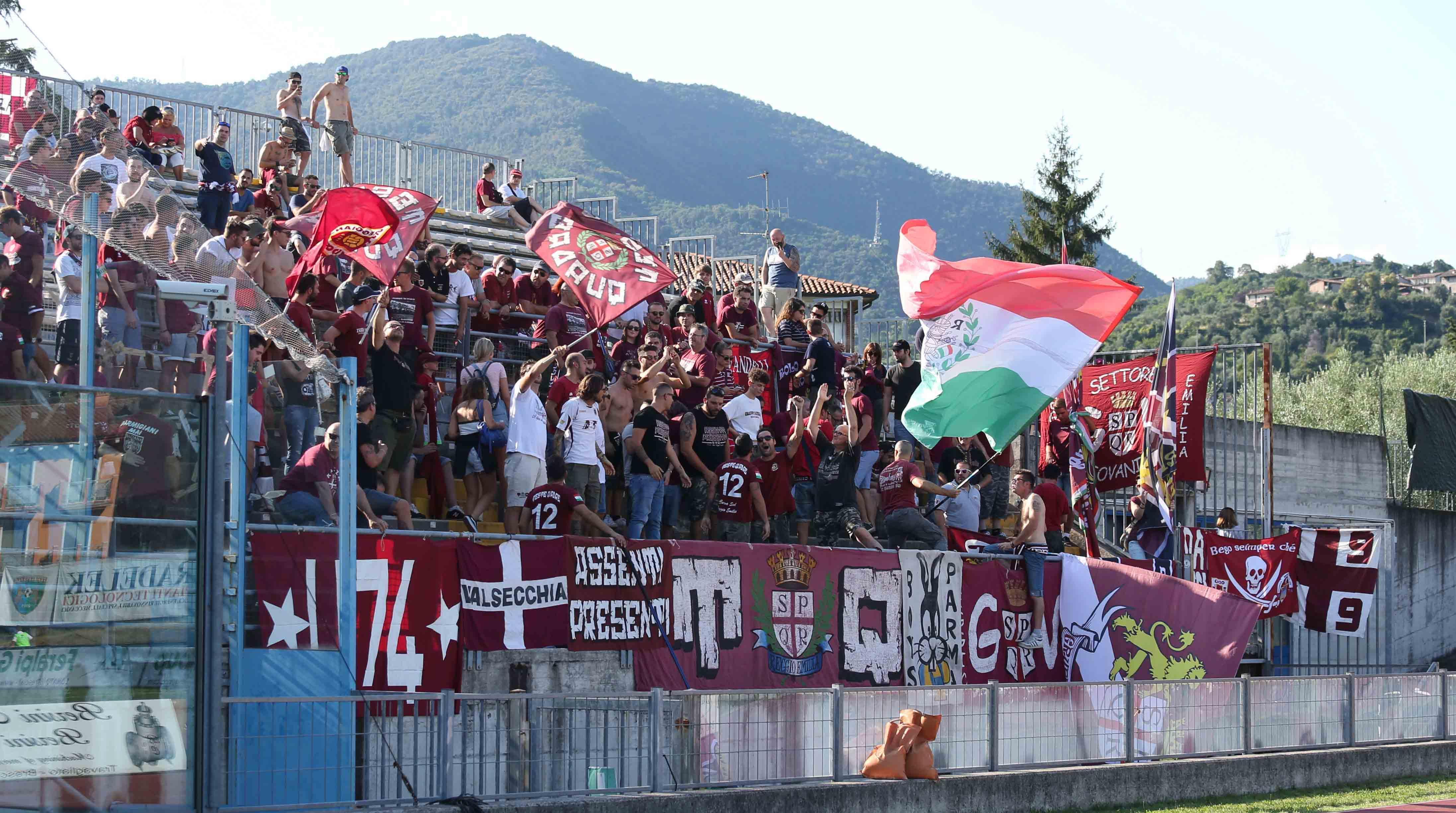 La protesta degli ultras della Reggiana prima di Sassuolo-Lucerna 