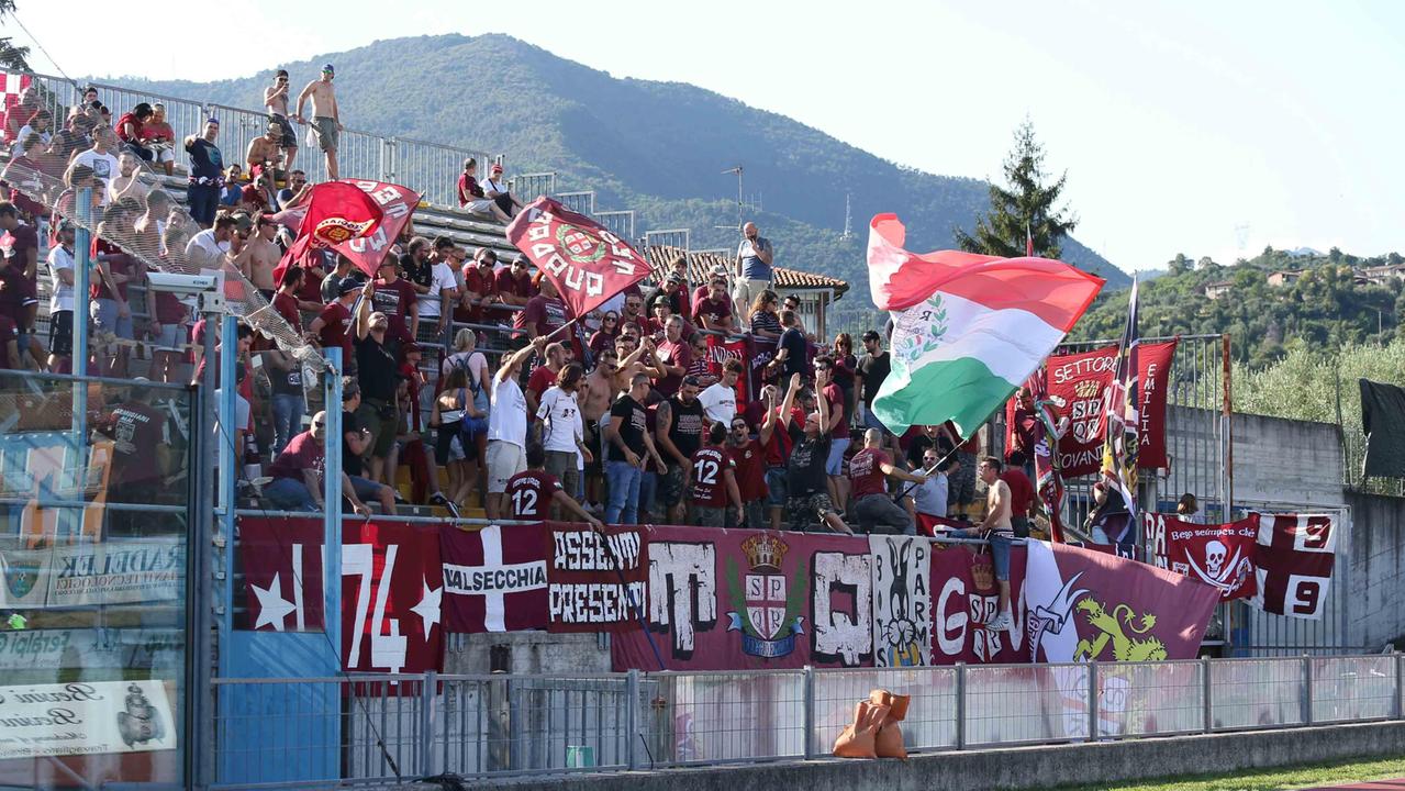 La protesta degli ultras della Reggiana prima di Sassuolo-Lucerna