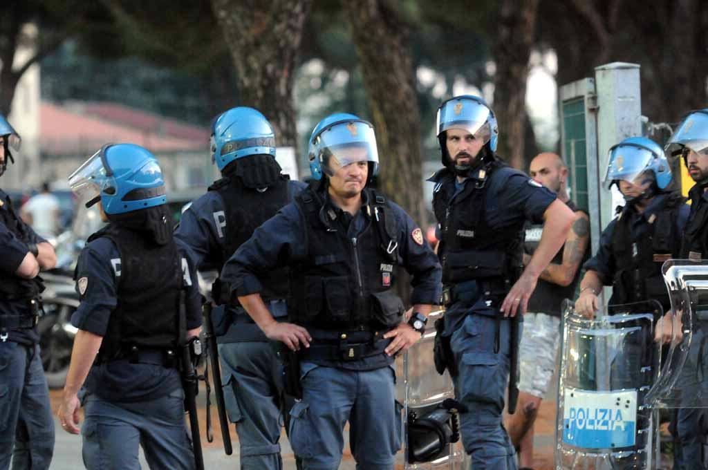 Massese- Livorno, la polizia ha diviso i tifosi nel prepartita