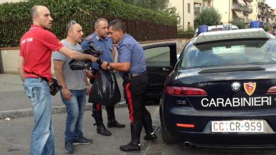 Rapinatore inseguito abbandona il bottino