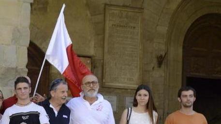 Partitella in piazza Duomo poi il rugby sbatte la porta