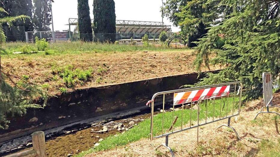 Sponde del fiume ancora giù dalla tempesta del 2015
