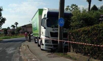Camion si schianta contro un muro