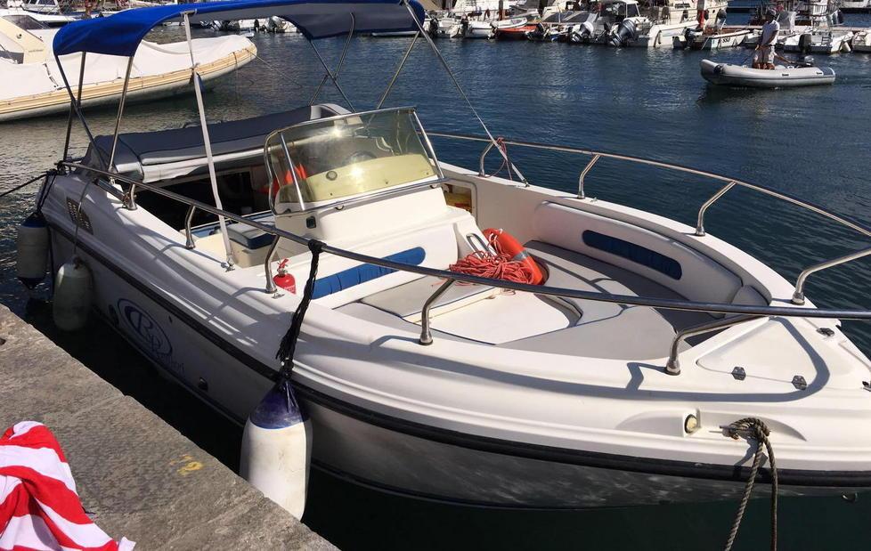 Fiammata dal motore, padre e figlio ustionati 