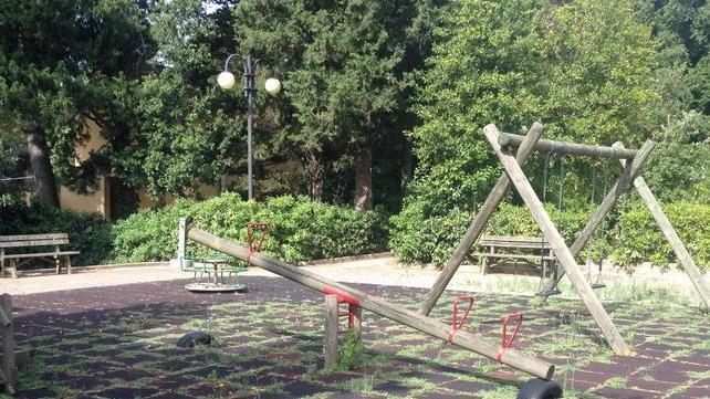 Parco giochi ko tra erbacce, rifiuti e pali pericolanti