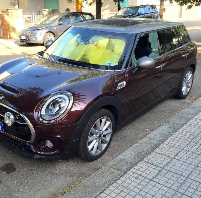 Ladri scatenati in centro saccheggiano un’auto 