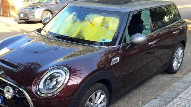 Ladri scatenati in centro saccheggiano un’auto