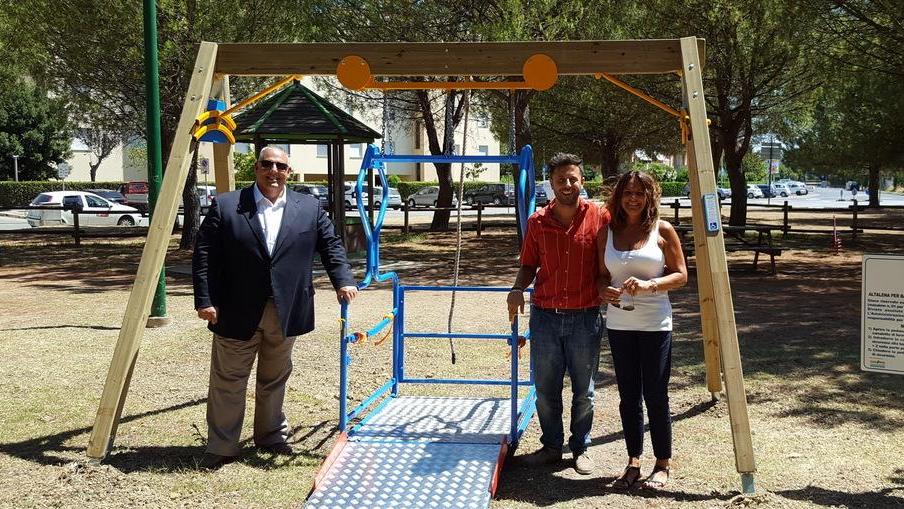 Nei giardini di via Canada ecco i giochi senza barriere
