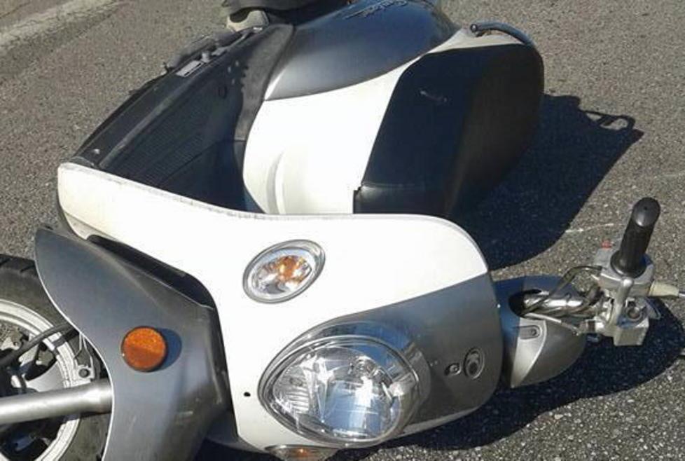 Investe una ragazza in scooter e scappa