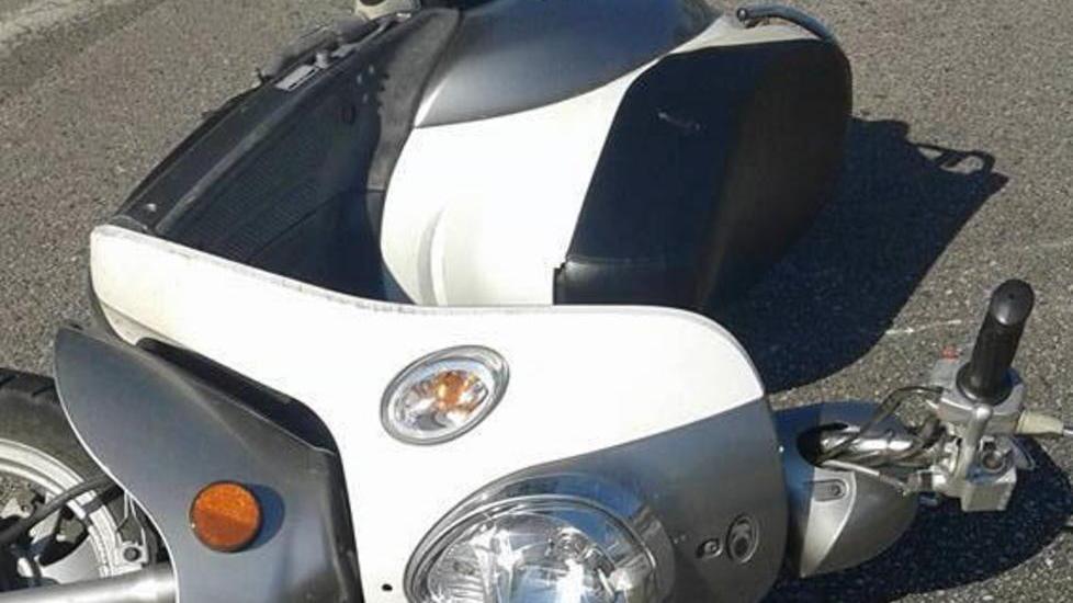 Investe una ragazza in scooter e scappa