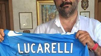 Provinciali scrive a Lucarelli «Riprenditi la tua maglietta»