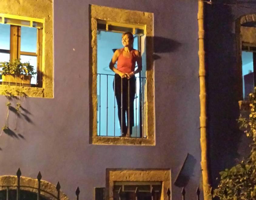 Nel Montiferru il teatro si recita per strada dai balconi 