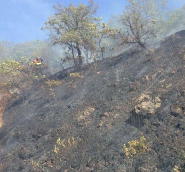 Ancora incendi: interviene l’elicottero