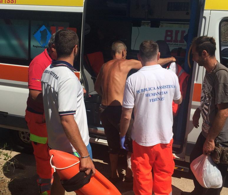 Due bagnanti aggrediti in spiaggia dai cani